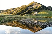 90 L'ex rifugio si specchia nella grande bella pozza 